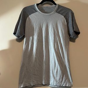 Men’s grey Lululemon tshirt